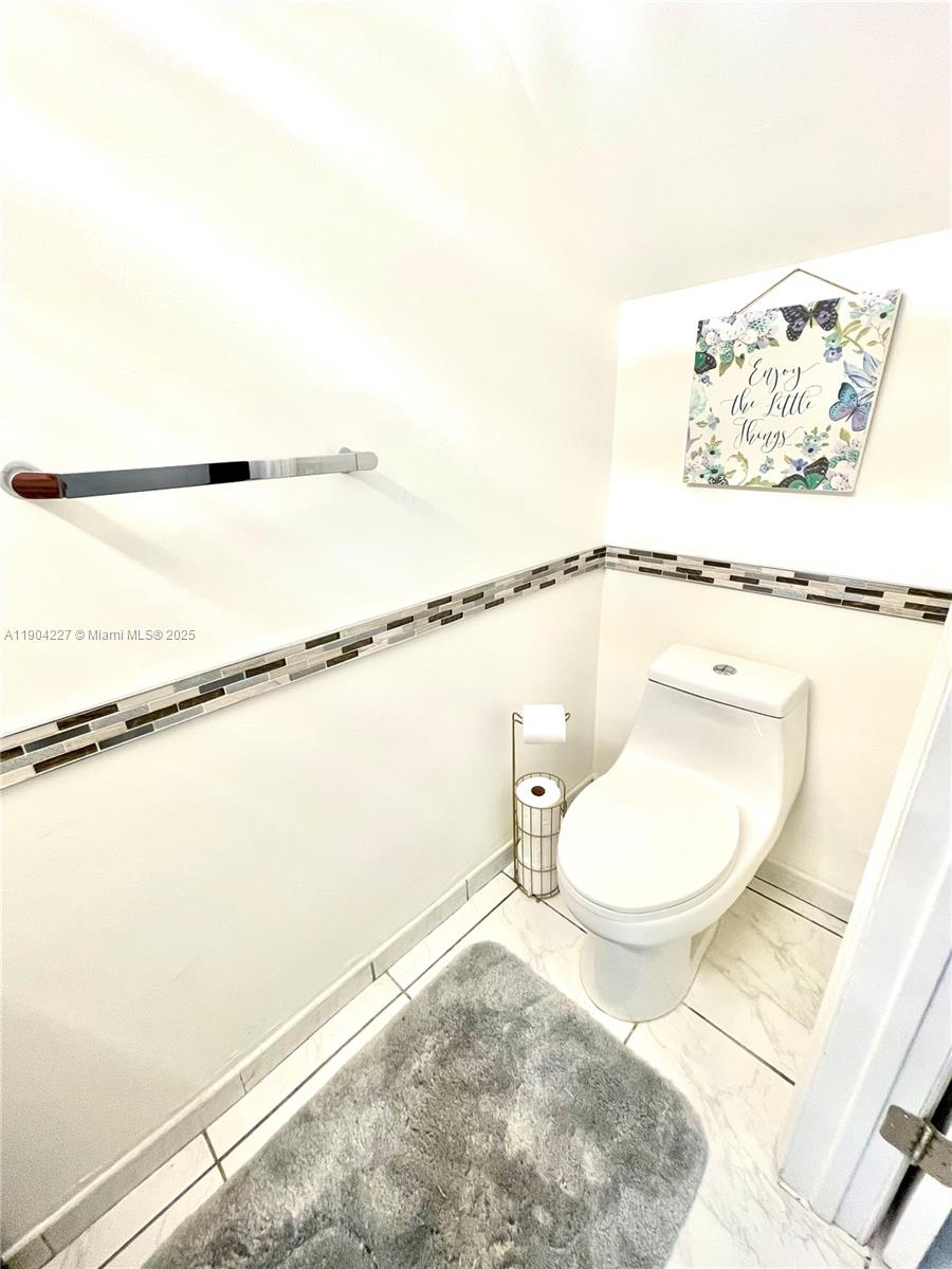 THE OAKVIEW CONDO NO 5 - Residential