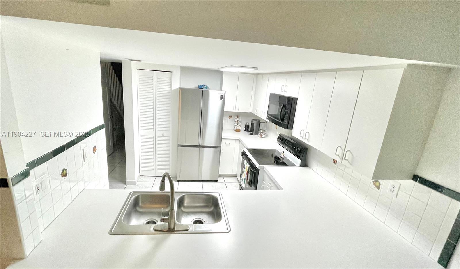 THE OAKVIEW CONDO NO 5 - Residential