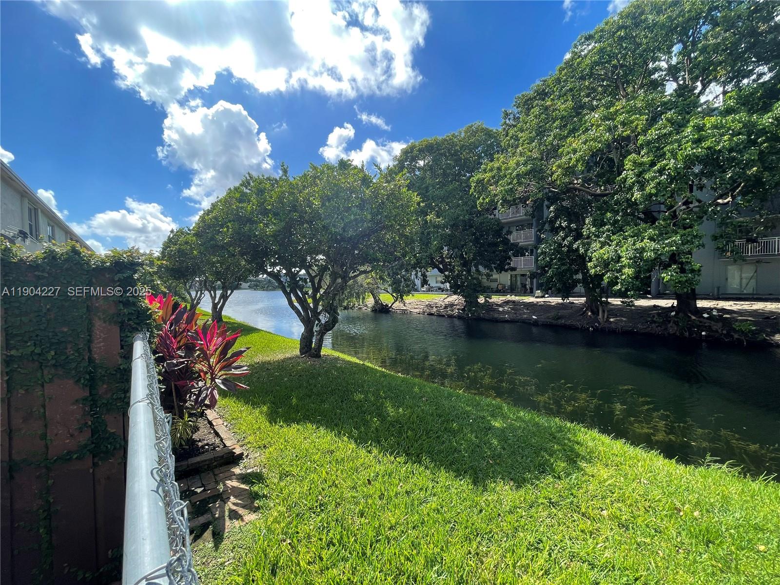 THE OAKVIEW CONDO NO 5 - Residential