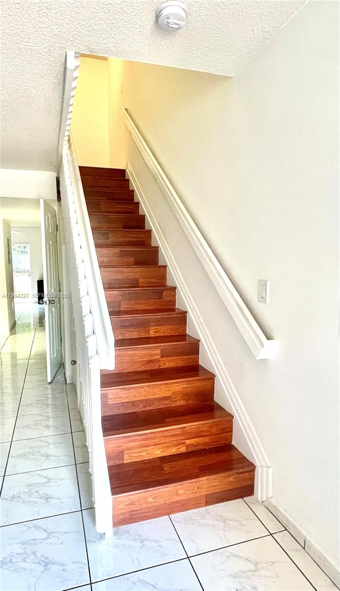 THE OAKVIEW CONDO NO 5 - Residential