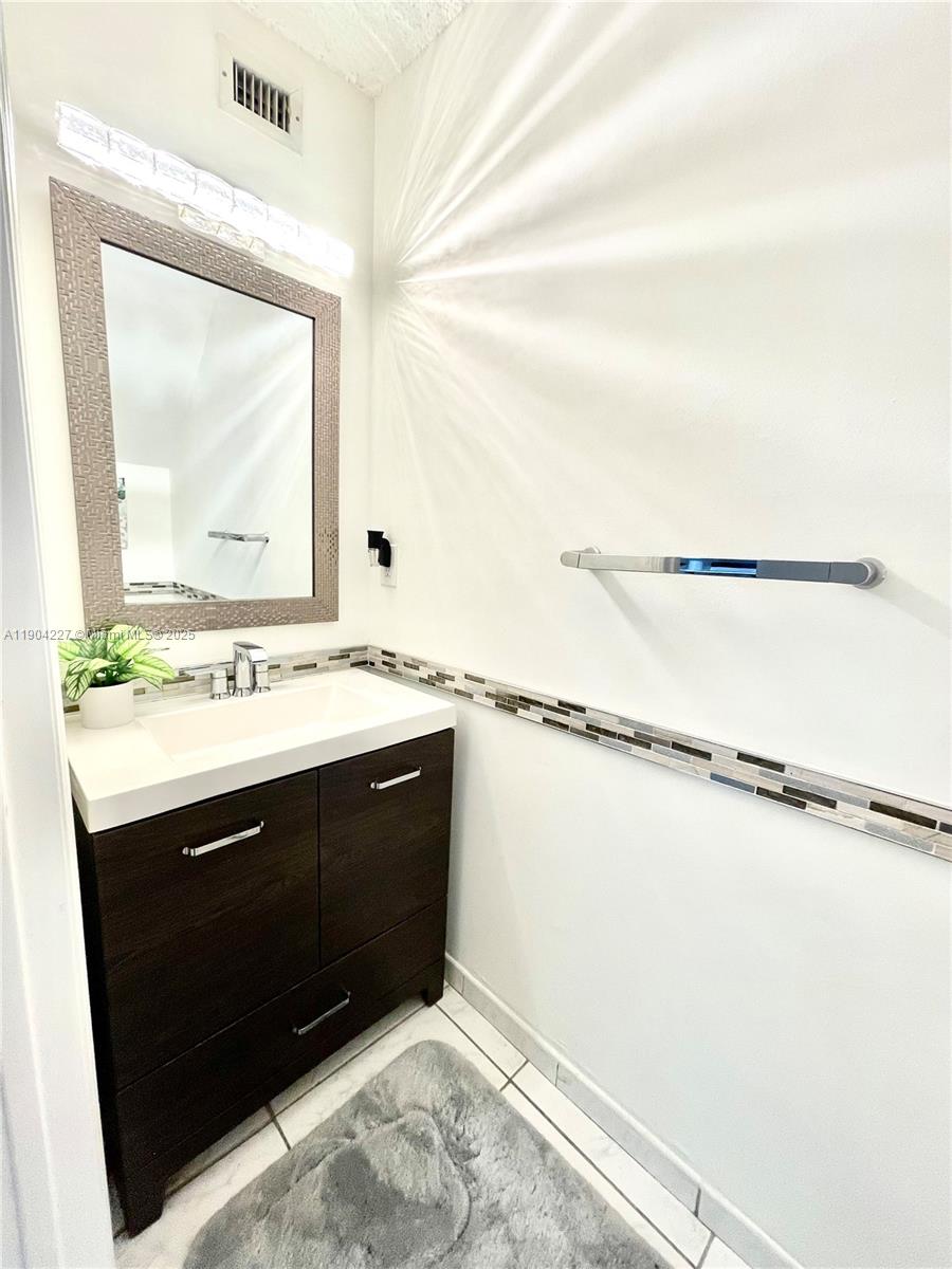 THE OAKVIEW CONDO NO 5 - Residential