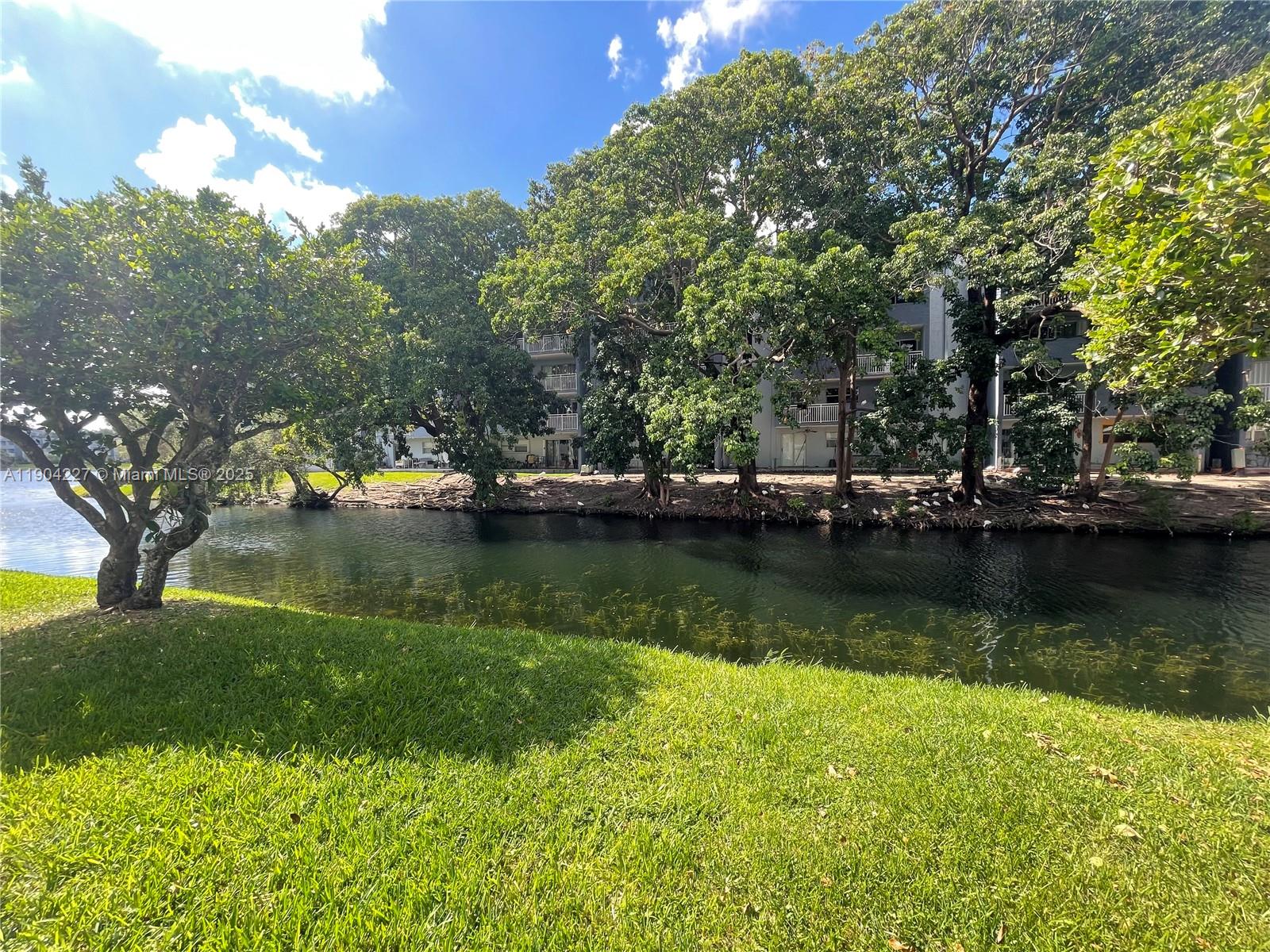 THE OAKVIEW CONDO NO 5 - Residential