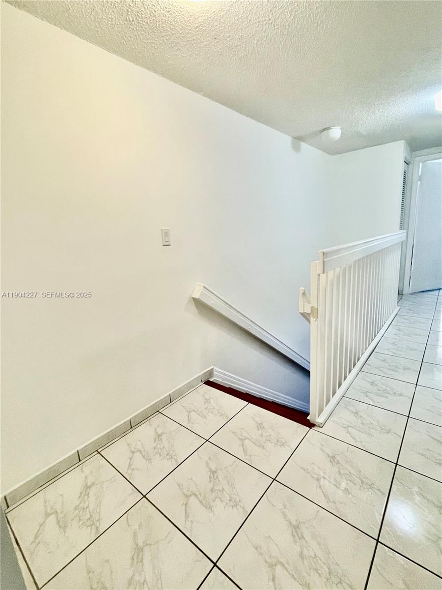 THE OAKVIEW CONDO NO 5 - Residential