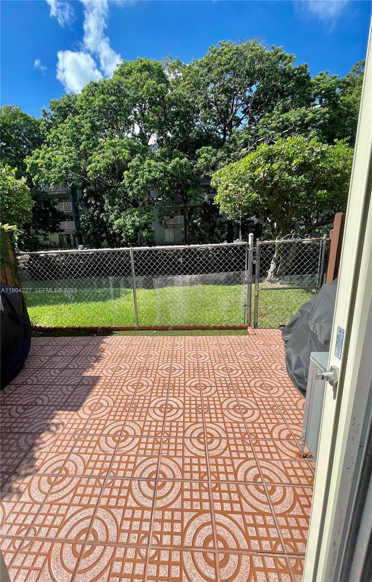 THE OAKVIEW CONDO NO 5 - Residential