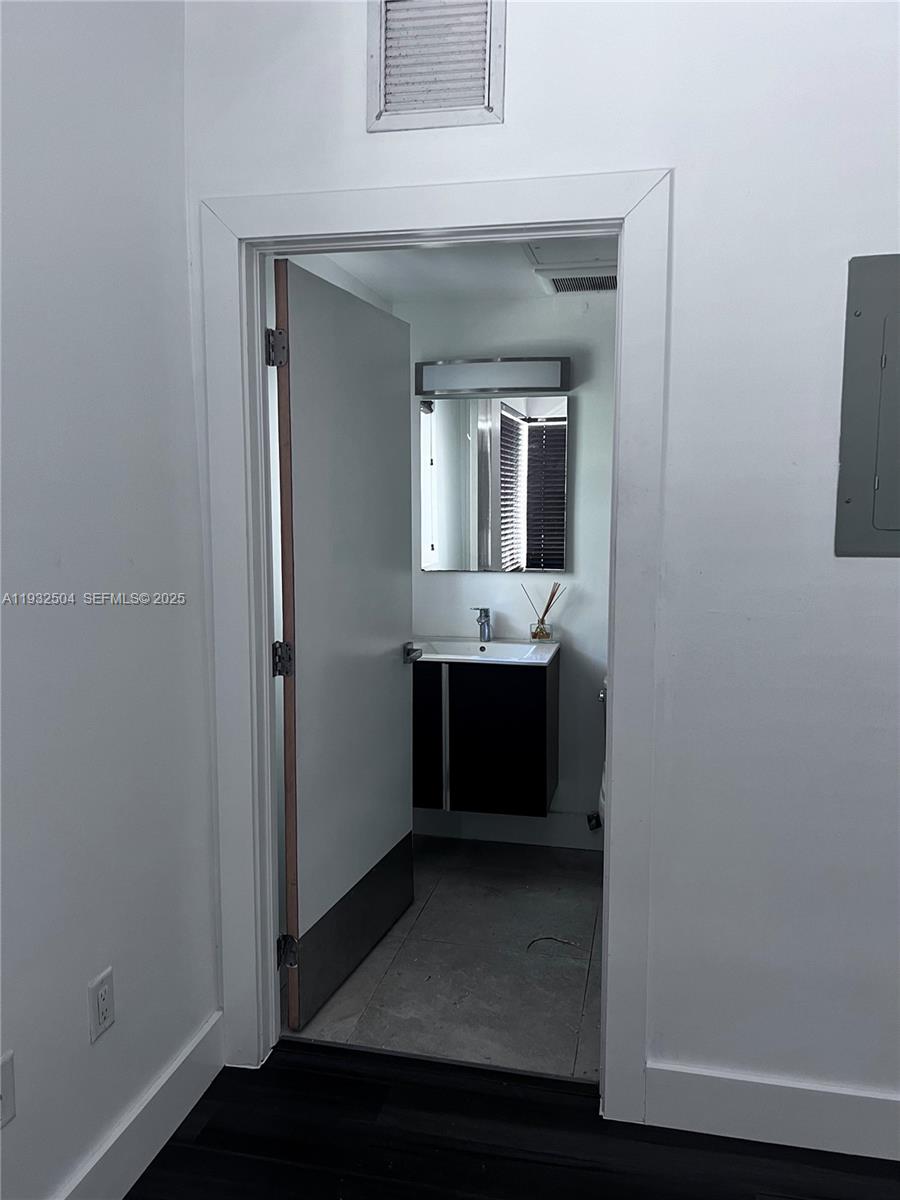 551/557 MICHIGAN CONDO - Residential Lease