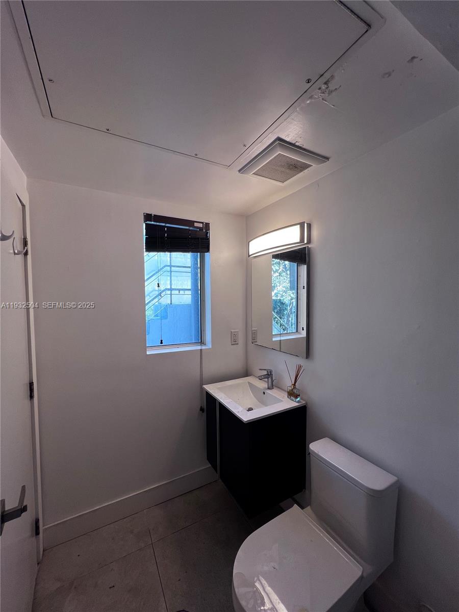 551/557 MICHIGAN CONDO - Residential Lease