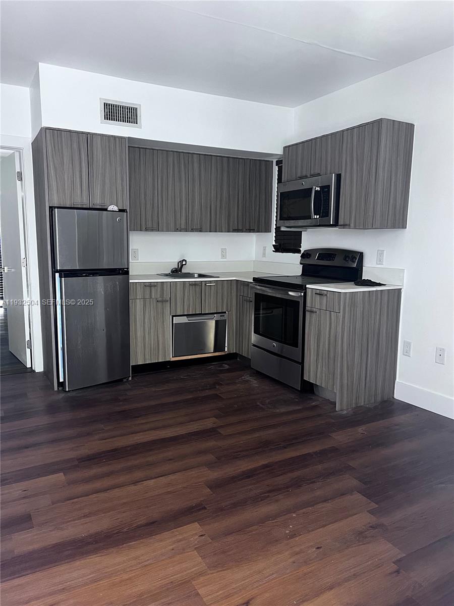 551/557 MICHIGAN CONDO - Residential Lease