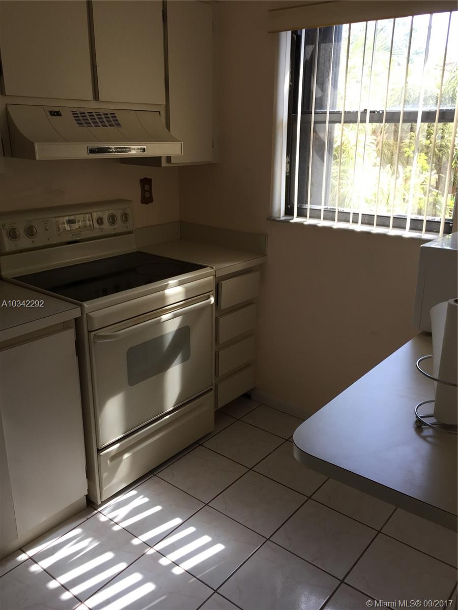 Beautiful townhouse in prime location. Tile through out the entire home, each bedroom has it own bathroom and half bath on first floor. Full size washer and dryer. Close to Walmart, Home Depot, Baptist Hospital and lots of other shopping centers. Well painted and sufficient lighting.