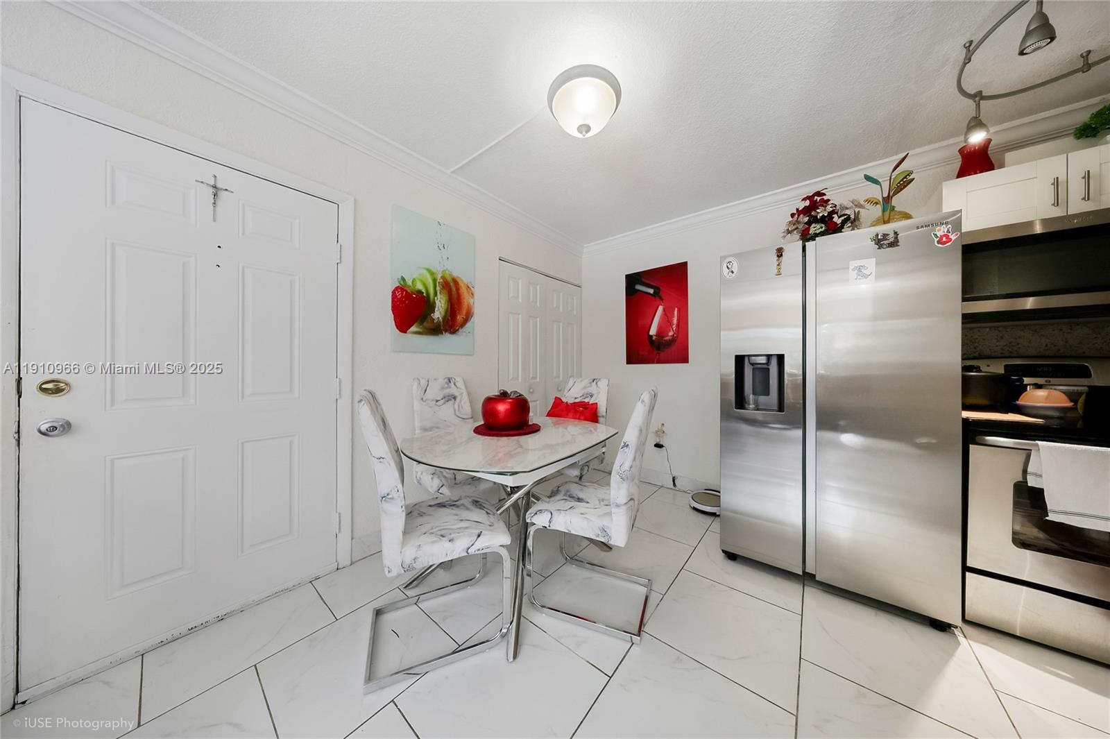 LOS PALACIOS BY MIAMI LAK - Residential