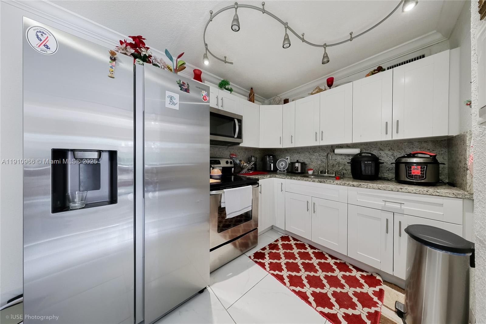 LOS PALACIOS BY MIAMI LAK - Residential