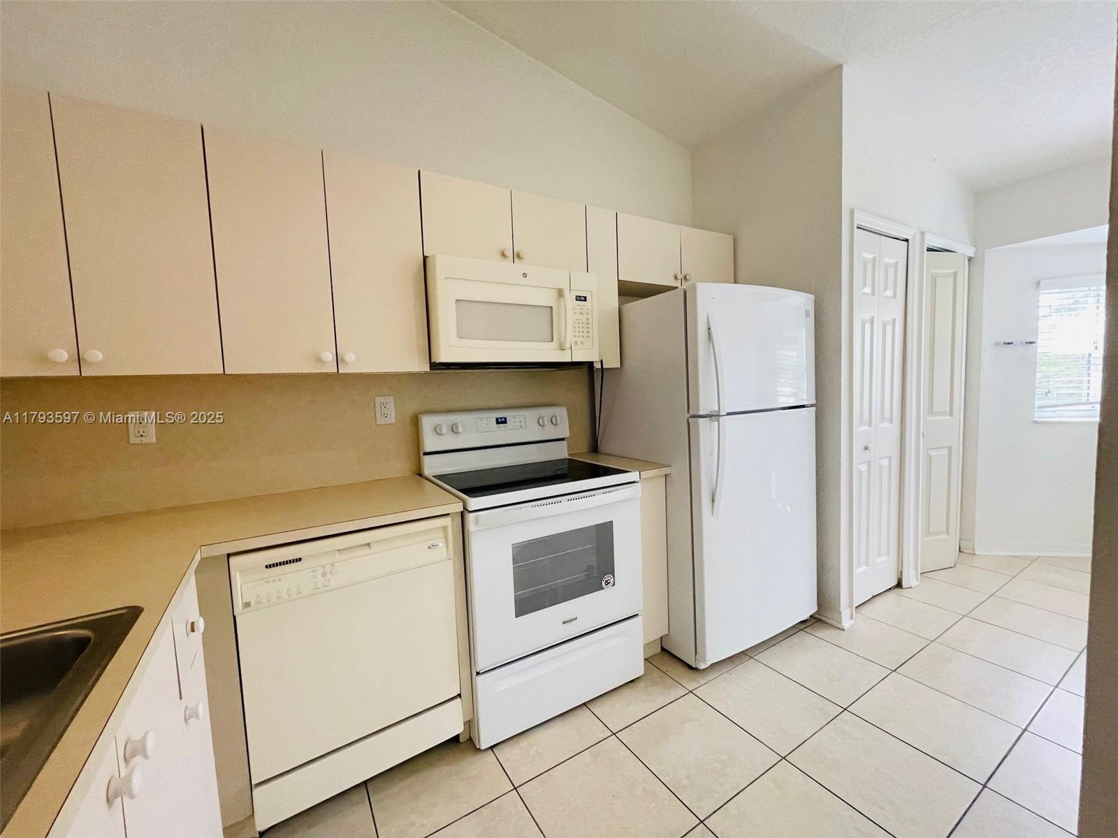940 NE 34th Ave 202
