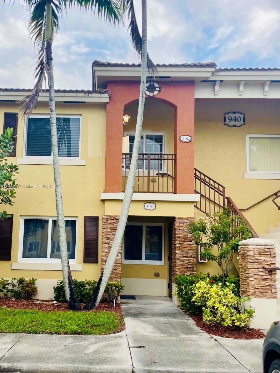 940 NE 34th Ave 202