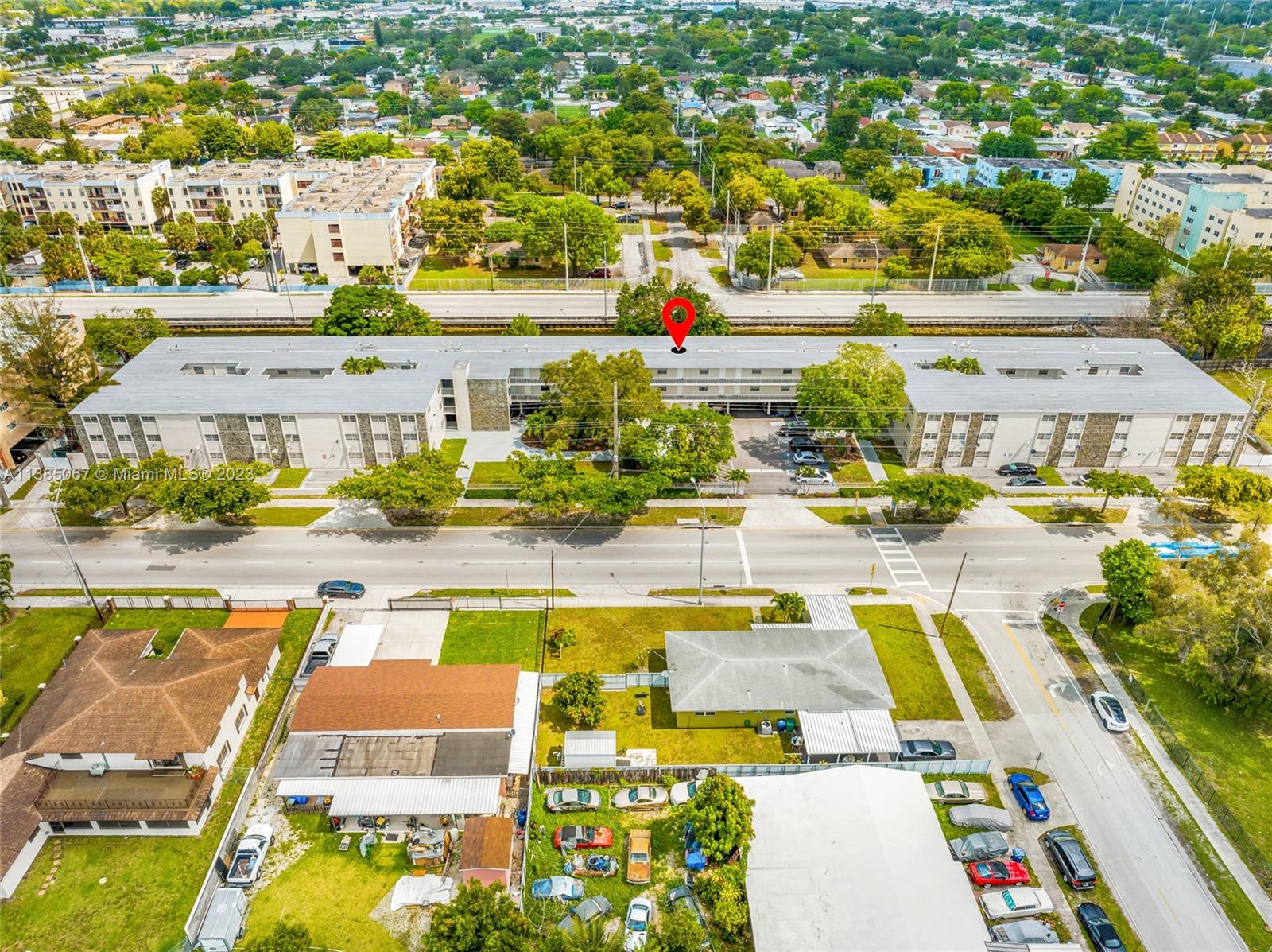 Main image without alt text