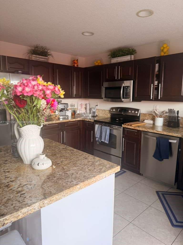 THE RESERVE AT DORAL - Residential Lease