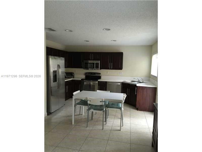 THE RESERVE AT DORAL - Residential Lease