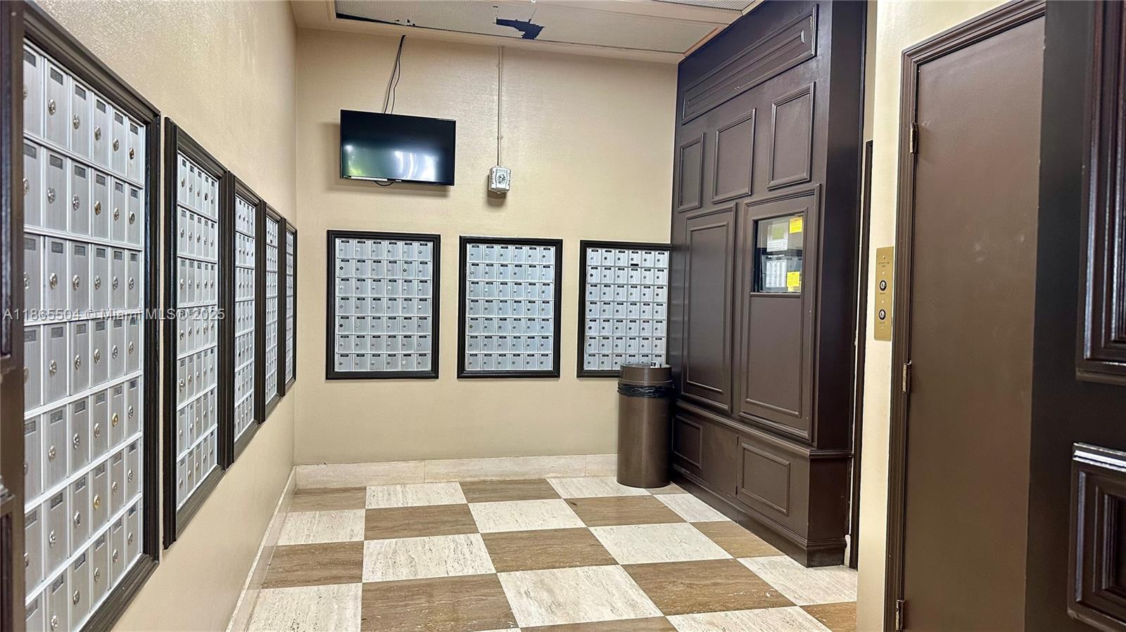 PARKER PLAZA ESTATES COND - Residential Lease