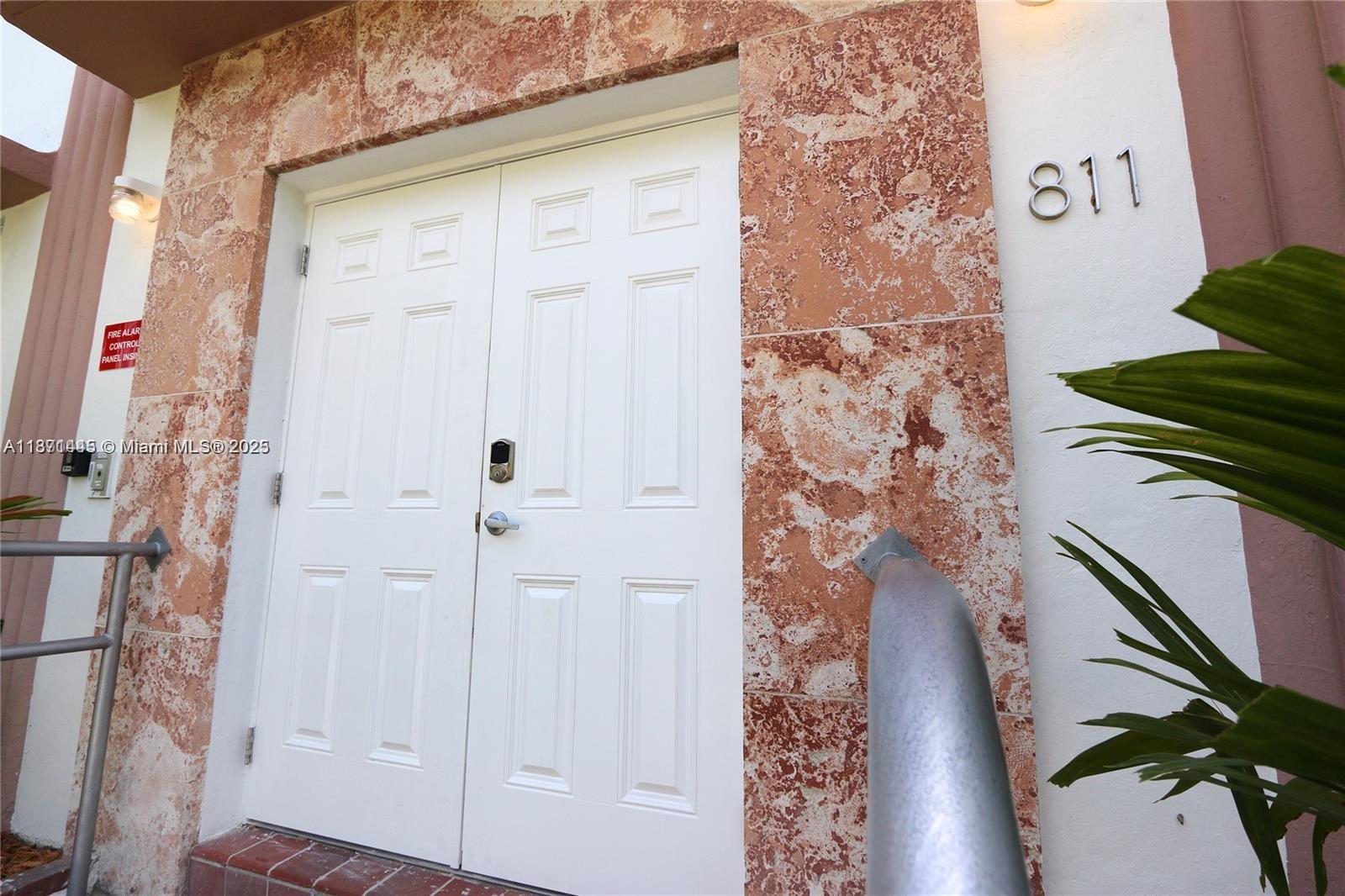 Newly renovated 2 bedroom 2 bathroom in South Beach historic district , Art Deco building. Building is fenced for
additional privacy. Unit boasts new floors and modern design with split bedroom layout perfect for roommates or
family. Washer and Dryer conveniently located in the backyard. Property is rented until end of October.