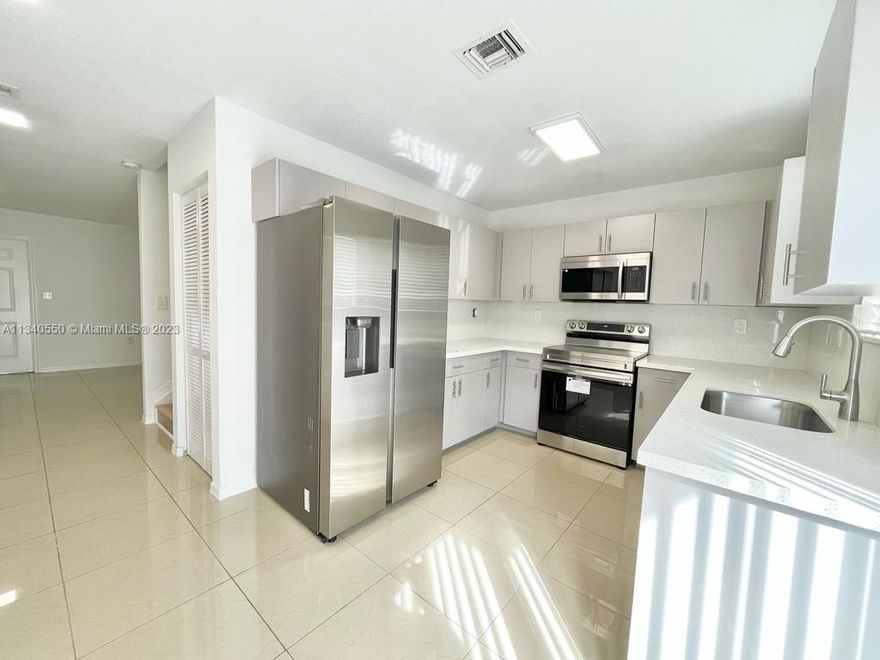 Beautiful remodeled 3-story townhouse with canal views. Brand new appliances, New kitchen and bathrooms cabinets. updated Lights and freshly painted.
Minutes from Aventura Mall, Costco, beaches, restaurants, and parks.