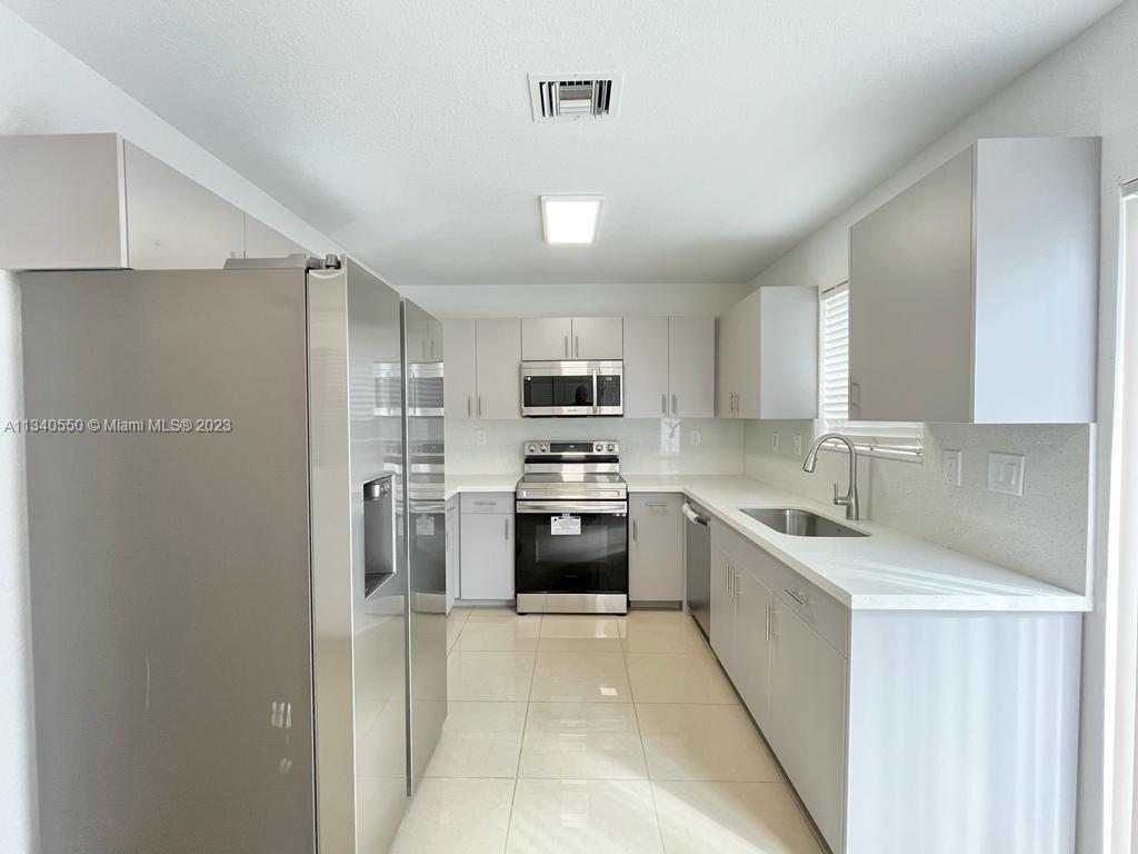 AQUA VISTA TOWNHOMES COND - Residential Lease