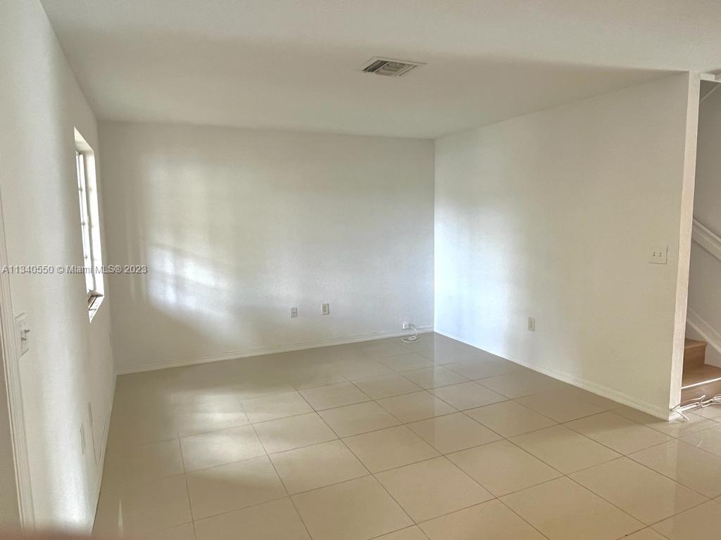 AQUA VISTA TOWNHOMES COND - Residential Lease