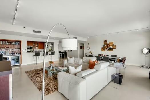 THE EMERALD BAY - Residential Lease