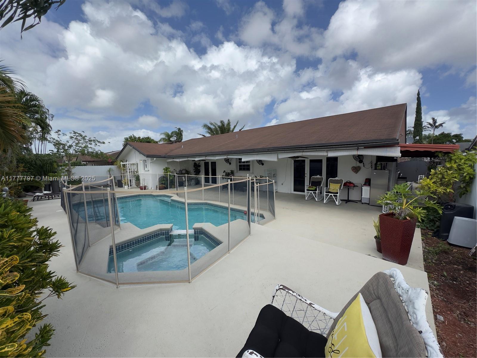 RAMAS OF KENDALL - Residential