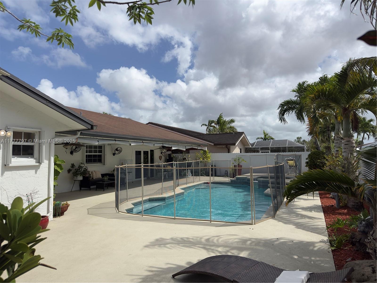 RAMAS OF KENDALL - Residential