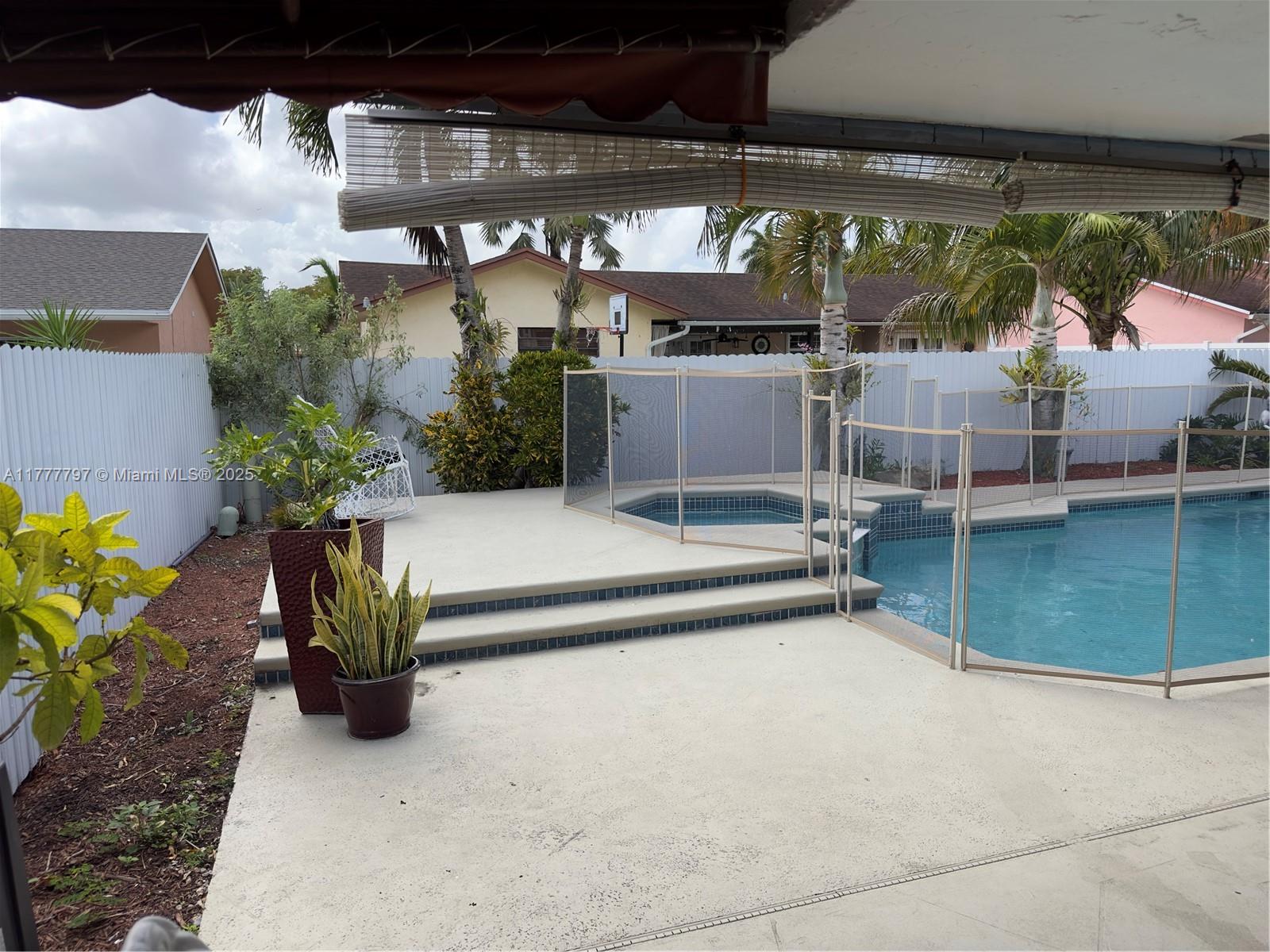 RAMAS OF KENDALL - Residential