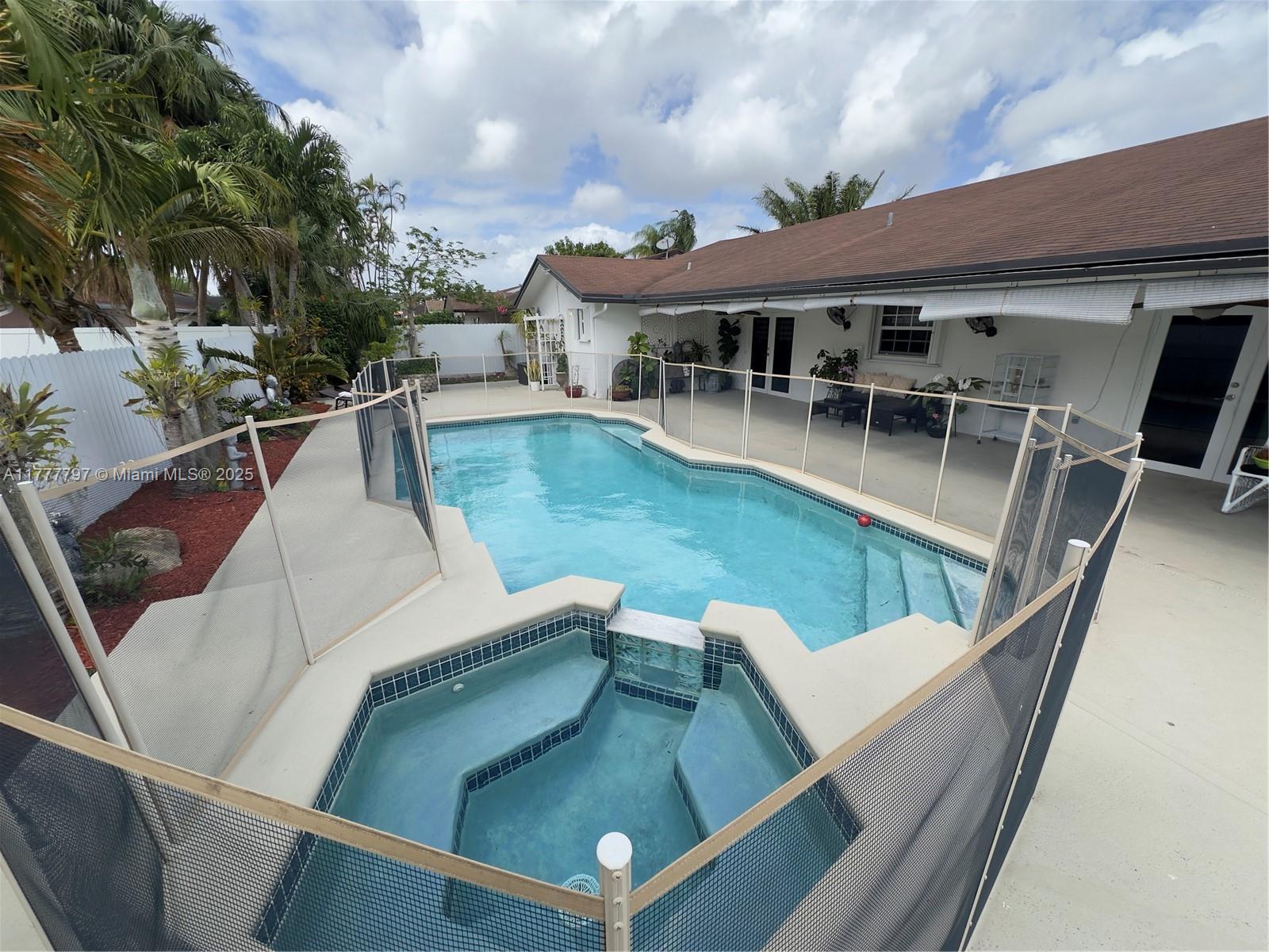 RAMAS OF KENDALL - Residential