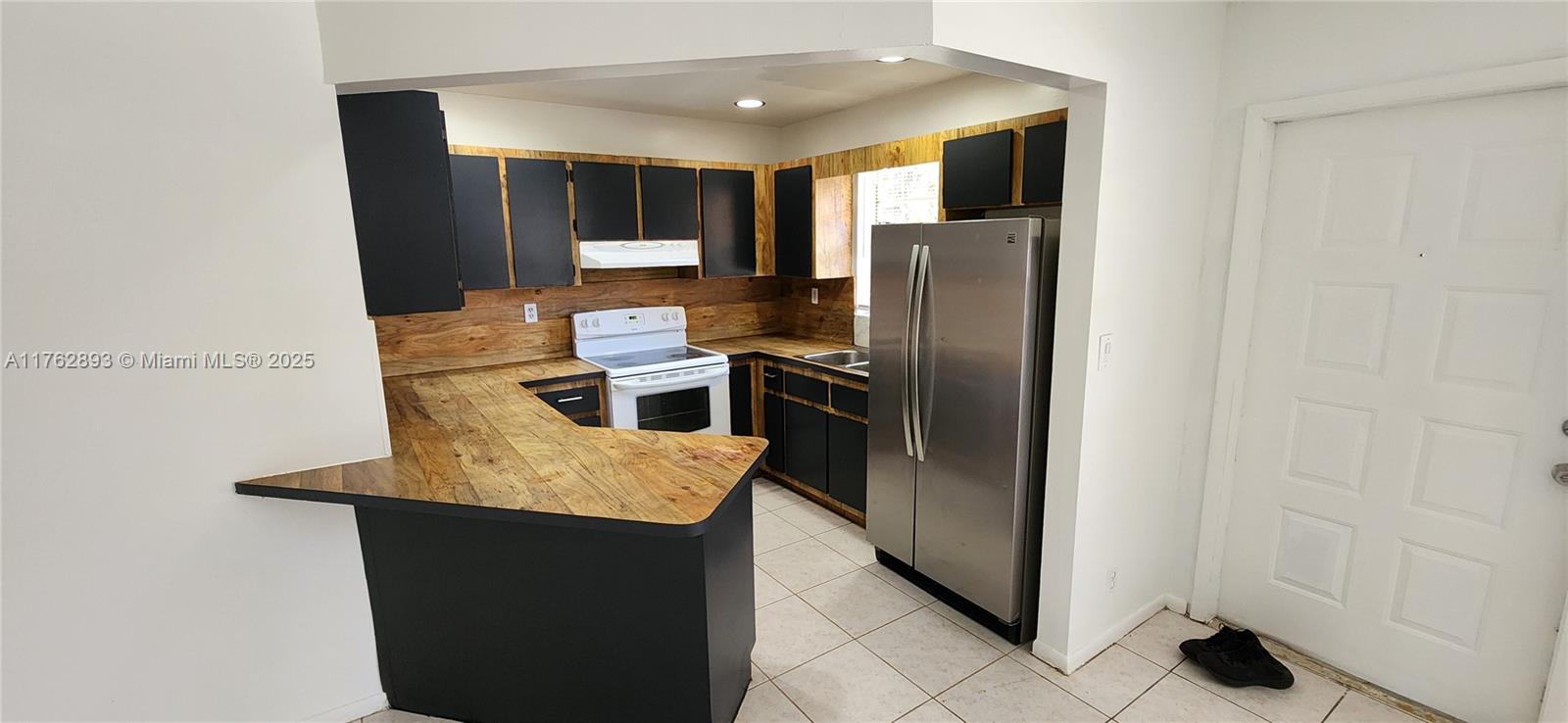 Updated 2 bedroom in the upscale River Oaks neighborhood. Central Air, tile floors, modern kitchen community washer dryer, assigned parking and more.