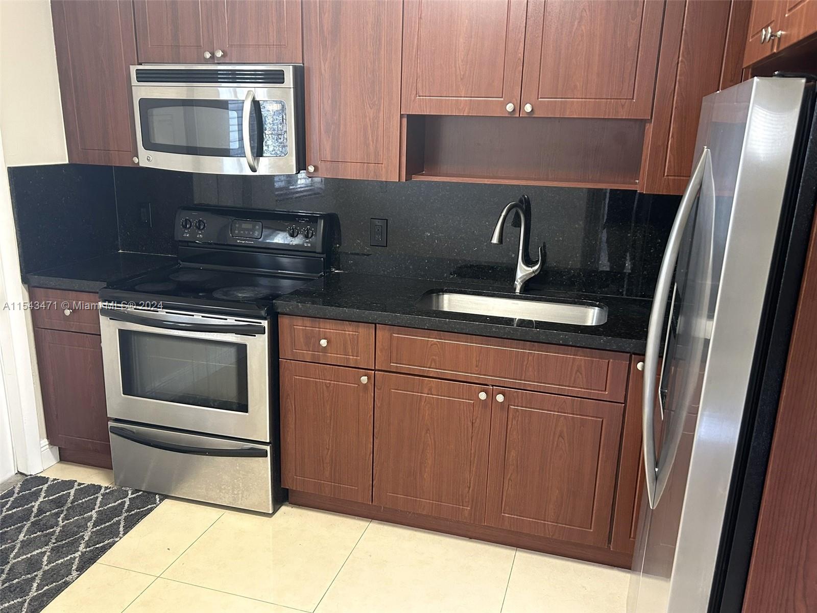 VISTA BISCAYNE - Residential Lease