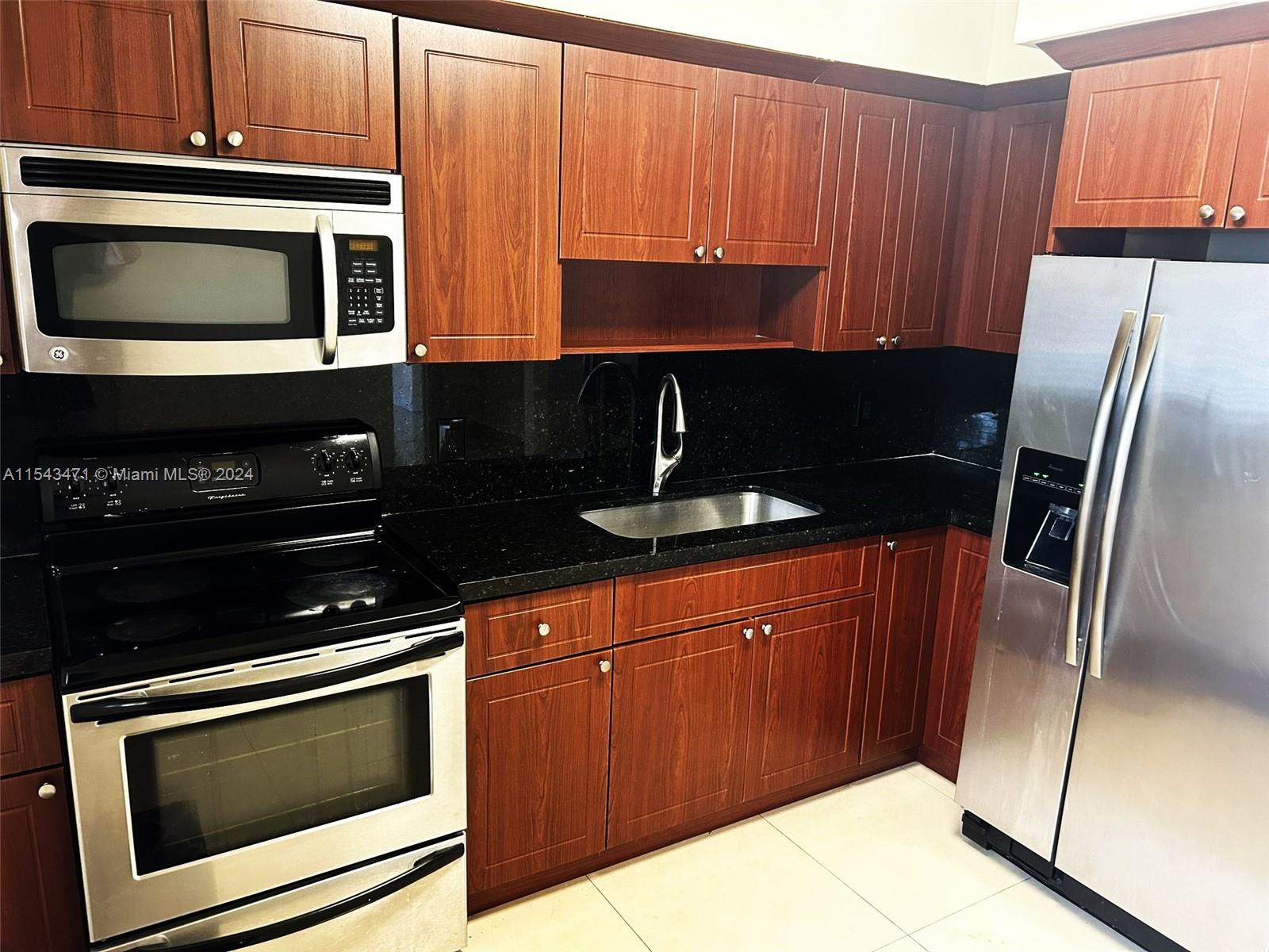 VISTA BISCAYNE - Residential Lease