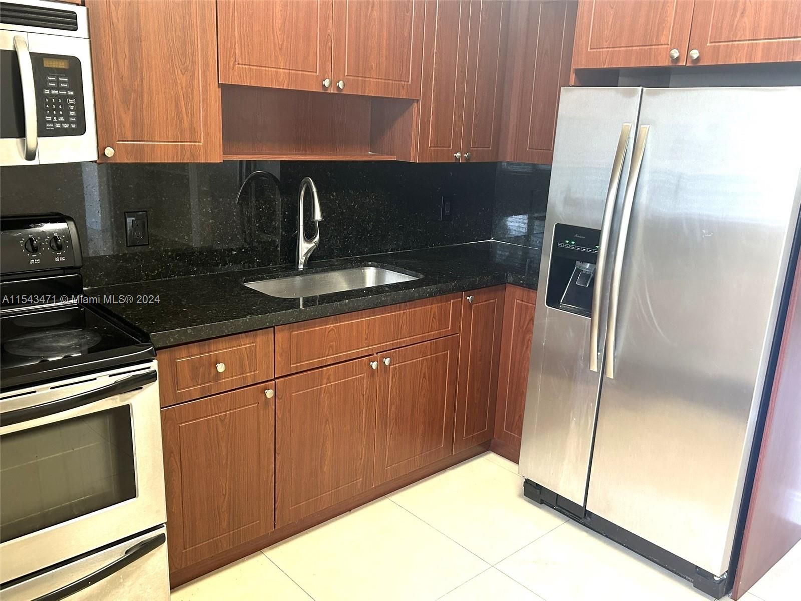 VISTA BISCAYNE - Residential Lease