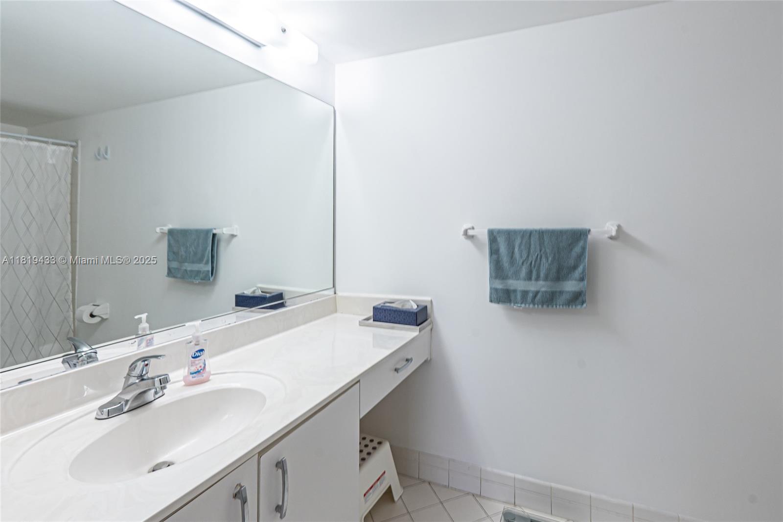 SHERIDAN EAST CONDO BLDG - Residential