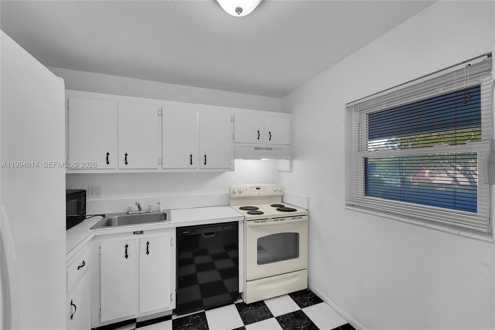 LAUDERDALE OAKS CONDO XIX - Residential