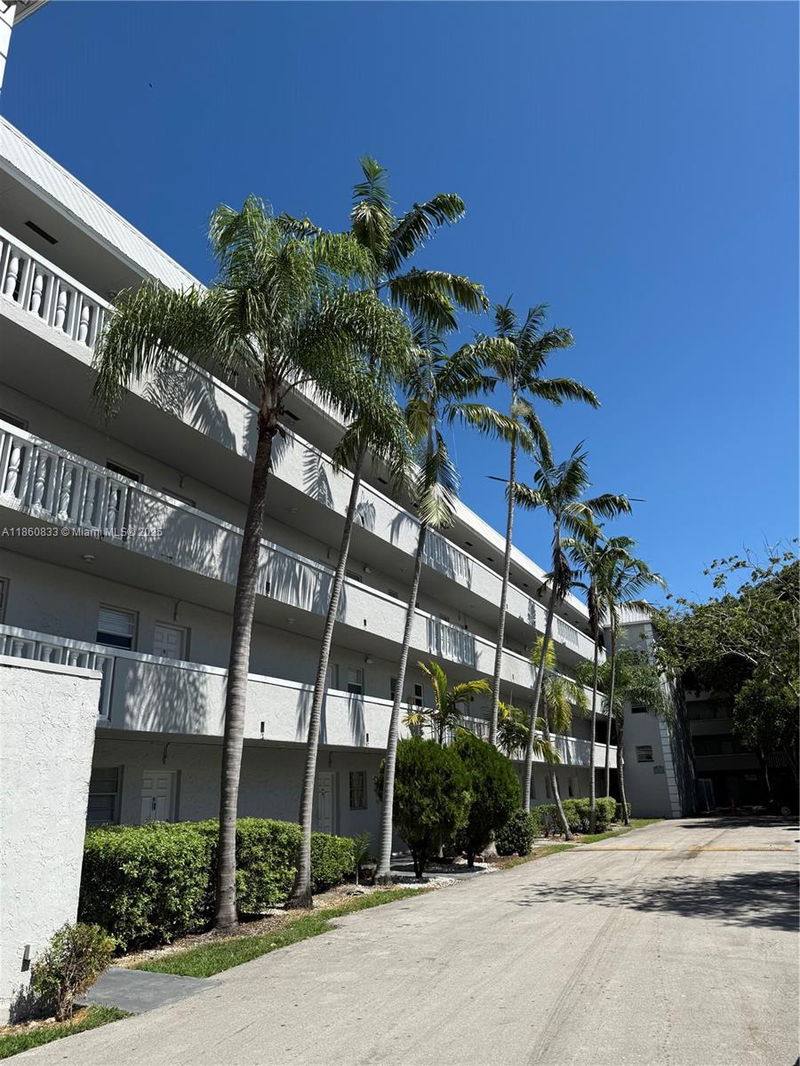 Beautiful 2-bedroom, 1-bathroom unit located in the desirable Village Homes at Palmetto Bay Condo. The community offers a swimming pool, well-maintained landscaping, assigned parking plus guest parking, and
a quiet residential atmosphere. Excellent location just minutes from US-1, Old Cutler Road, The Falls Mall, Palmetto Bay Park, top-rated schools, supermarkets, dining, and entertainment. Enjoy easy access to marinas, Biscayne Bay, and outdoor recreation.