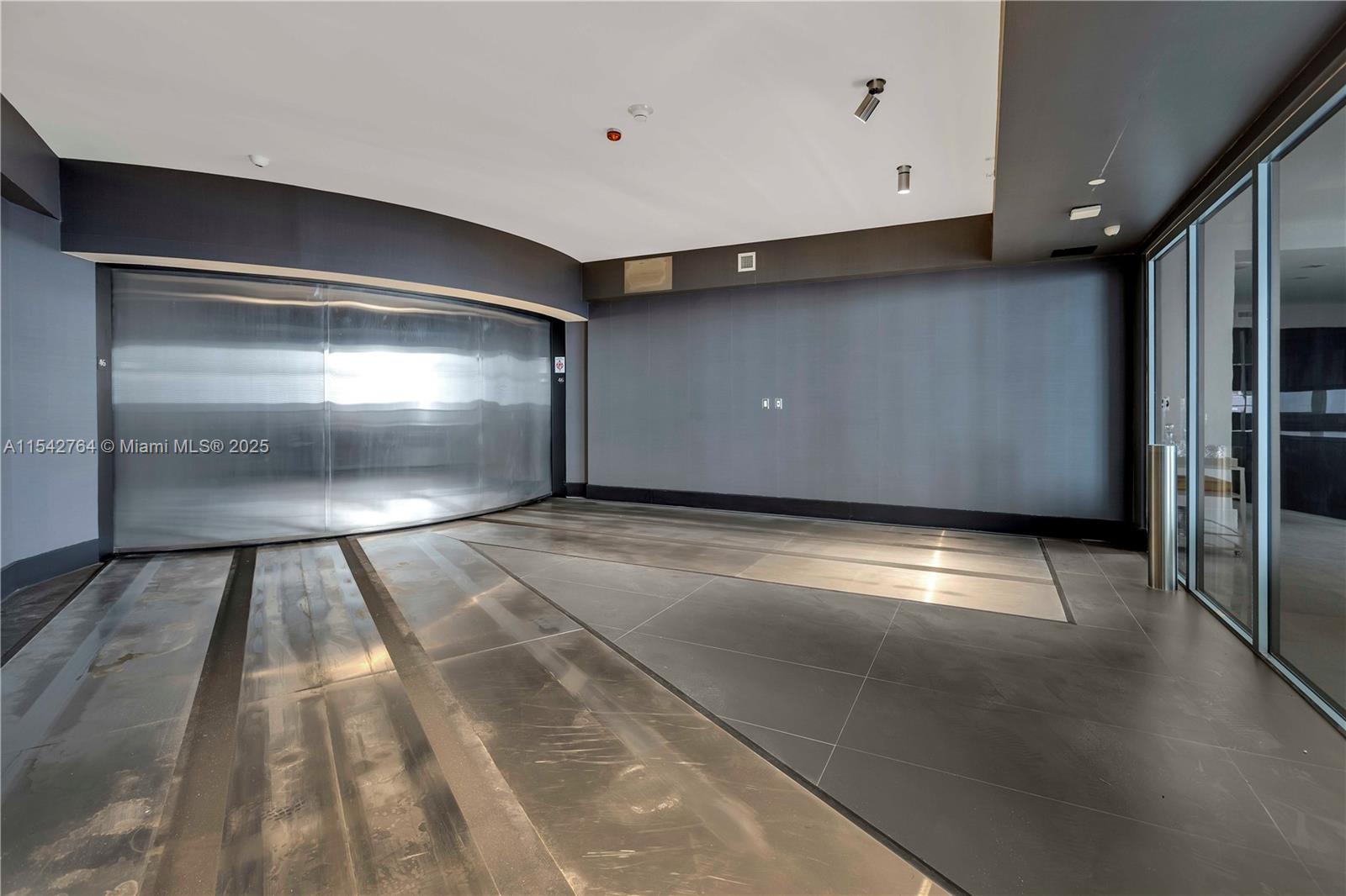 18555 COLLINS AVENUE COND - Residential