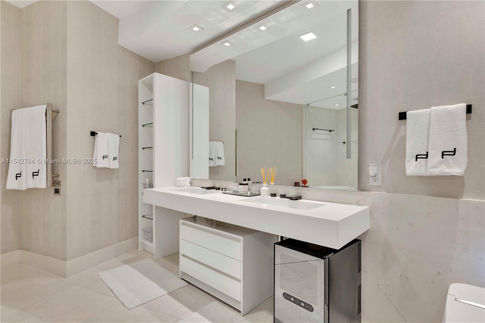 18555 COLLINS AVENUE COND - Residential