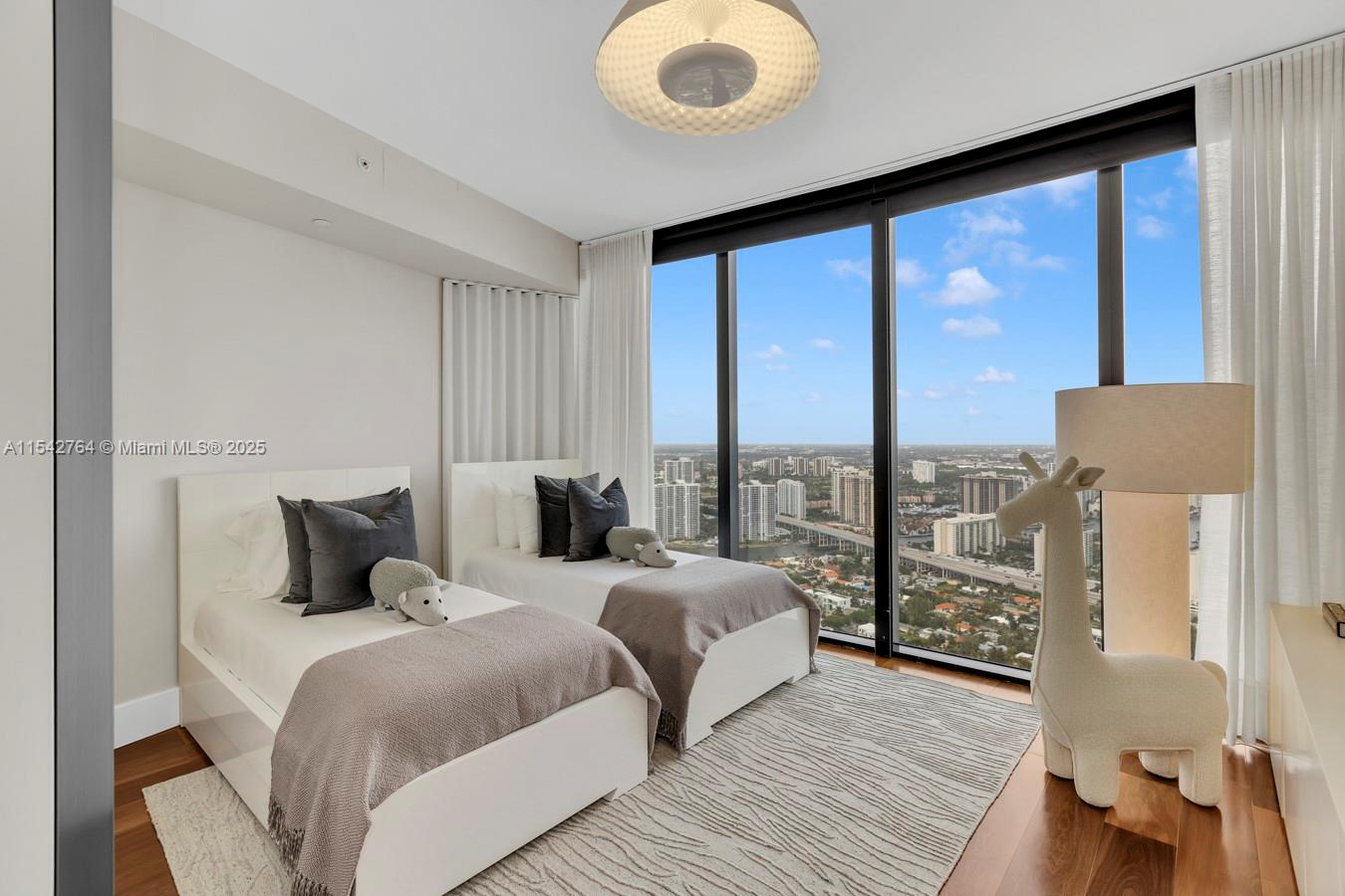 18555 COLLINS AVENUE COND - Residential