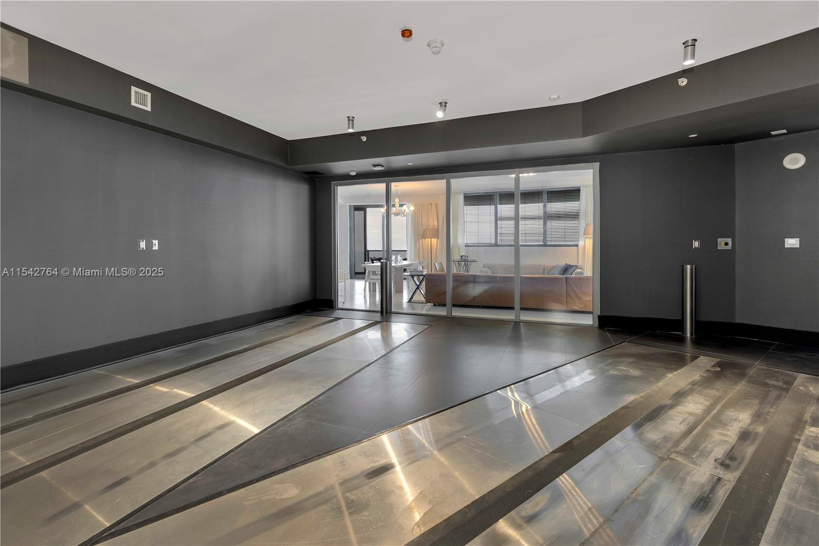 18555 COLLINS AVENUE COND - Residential