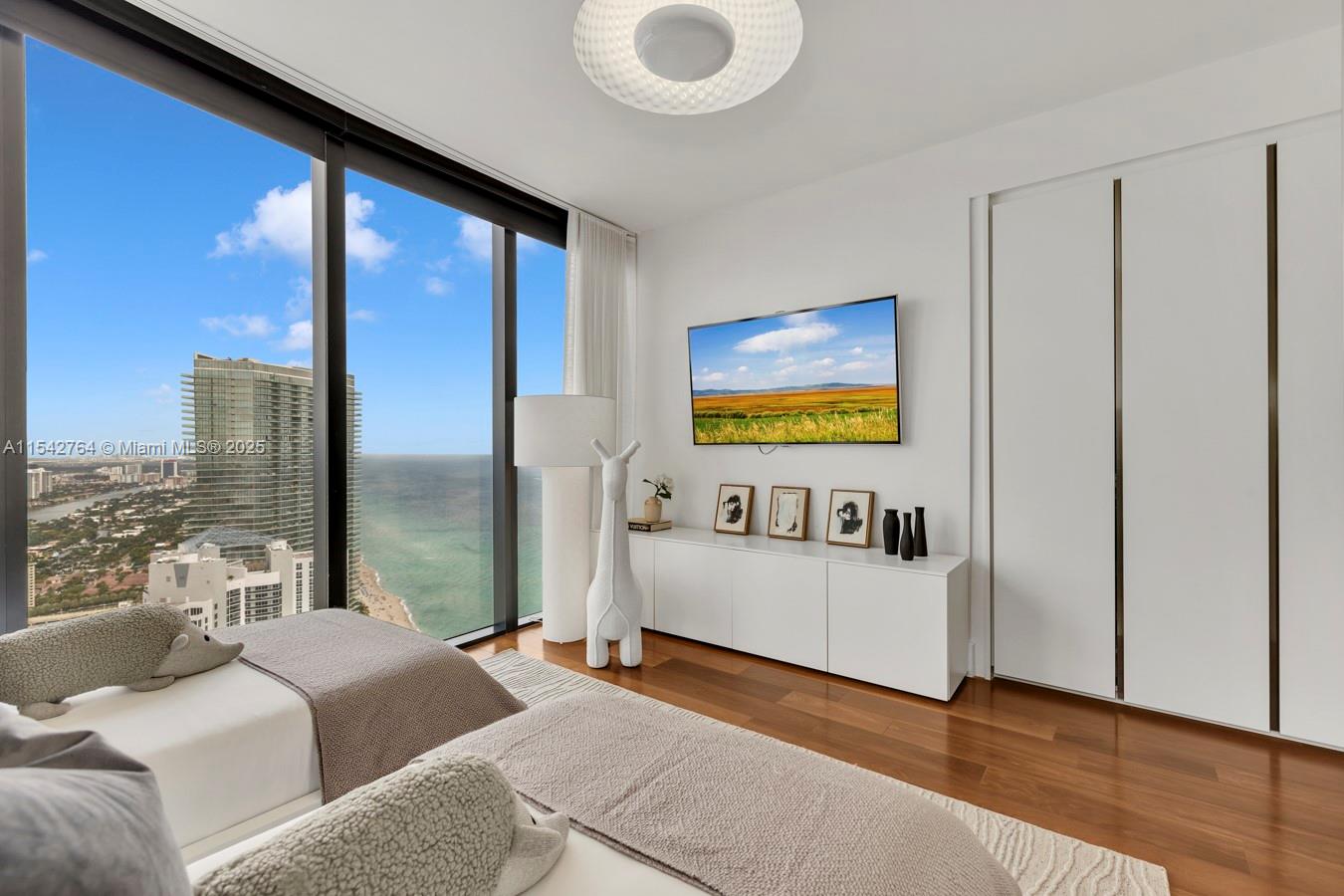 18555 COLLINS AVENUE COND - Residential