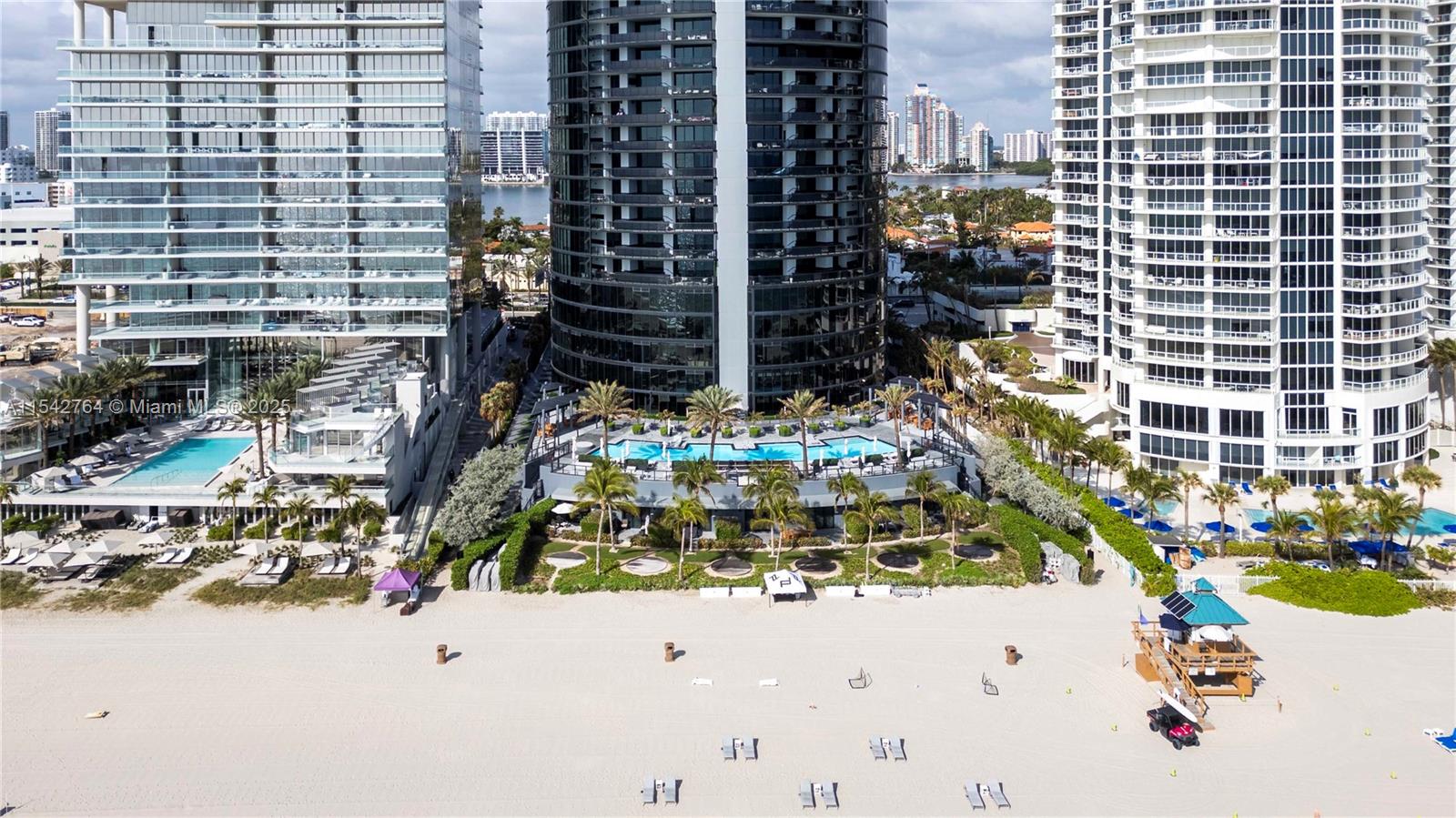 18555 COLLINS AVENUE COND - Residential