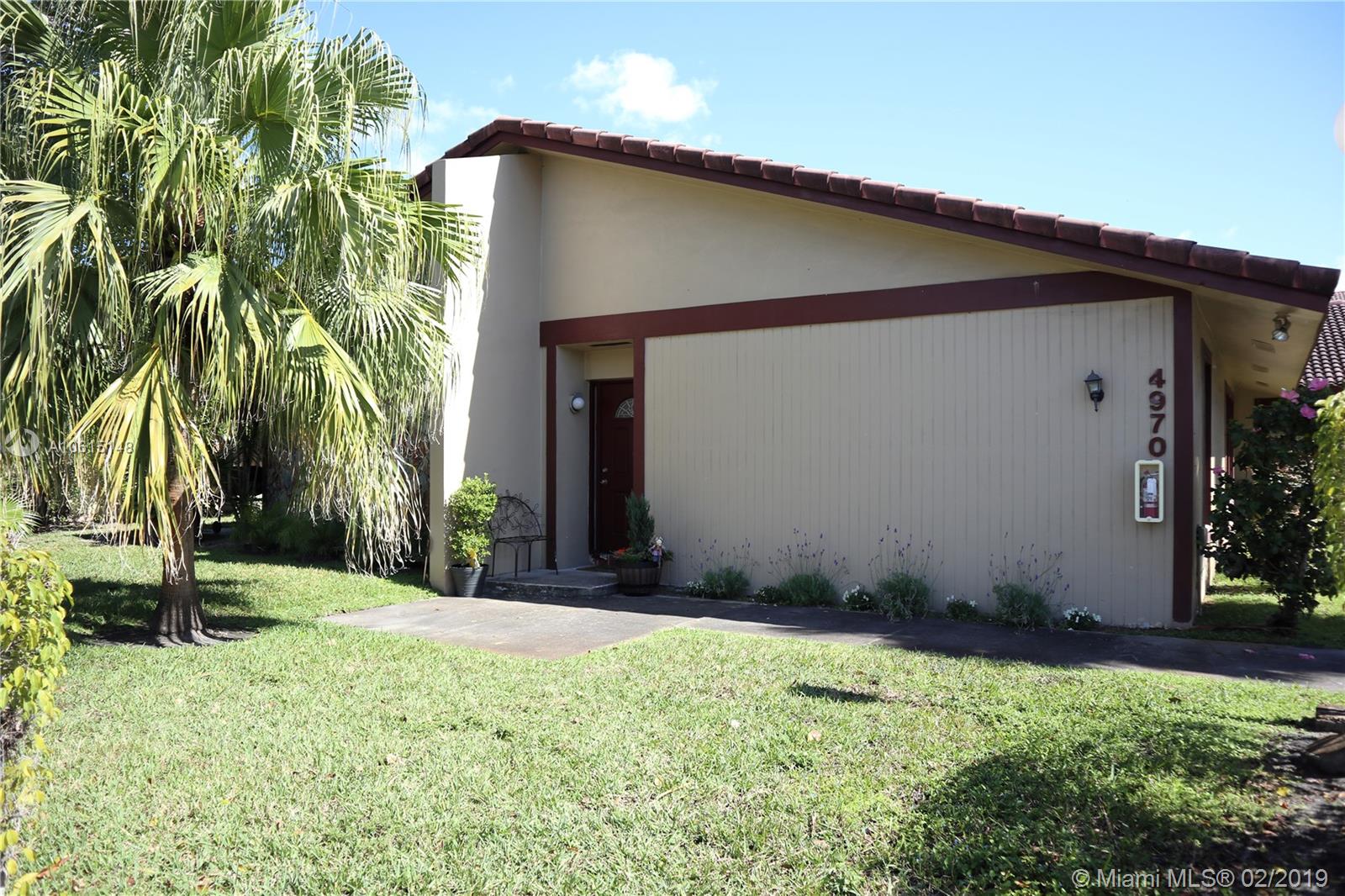 3 Bedroom, 2 full bathroom one floor villa with big open living space and dining room. High quality new laminate floors, 3 year old dishwasher and oven. Master bathroom recently renovated. Open porch to grass area. Playground for kids, tennis and basketball court. Across from shopping center, Sheridan Plaza. Owner occupied, easy to show. Wine fridge is not for sale.