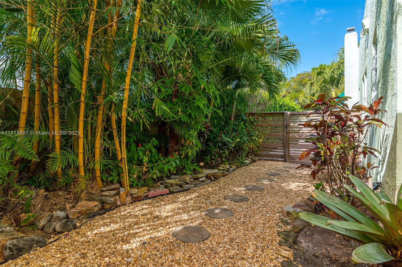 FLAMINGO PARK - Residential Lease
