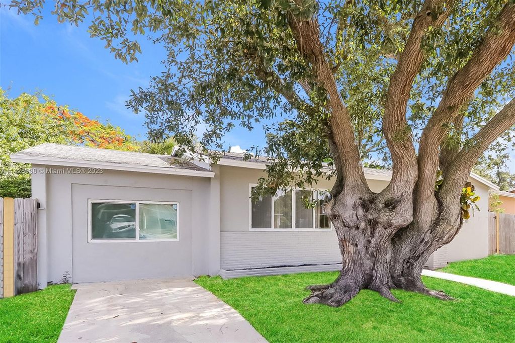 Photo of 447 Date Palm Dr, Lake Park, FL 33403 (MLS # A11428900)