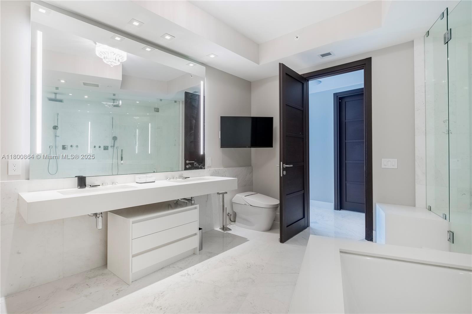 18555 COLLINS AVENUE COND - Residential