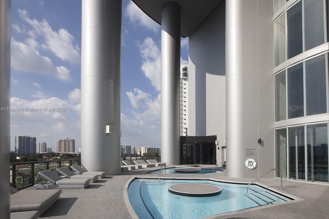 18555 COLLINS AVENUE COND - Residential