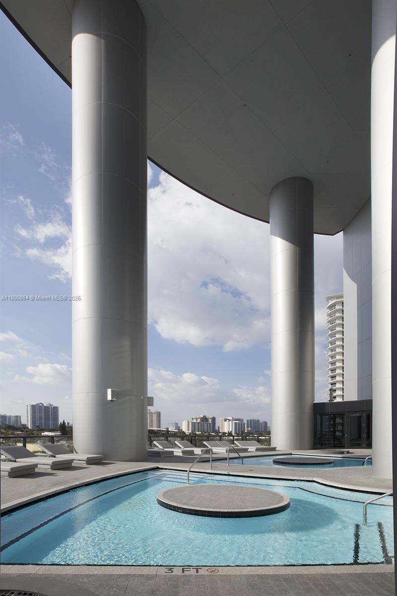 18555 COLLINS AVENUE COND - Residential