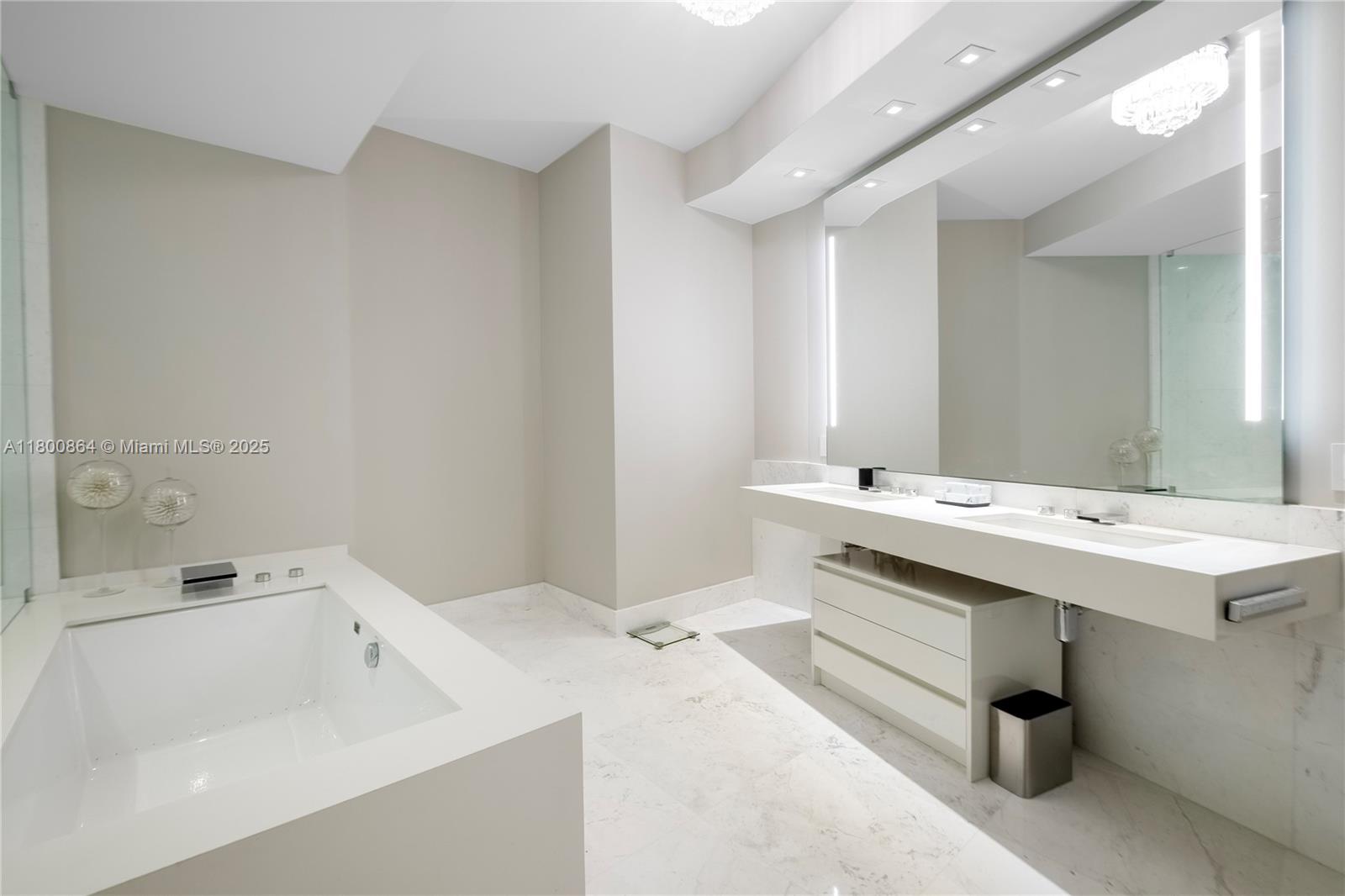 18555 COLLINS AVENUE COND - Residential