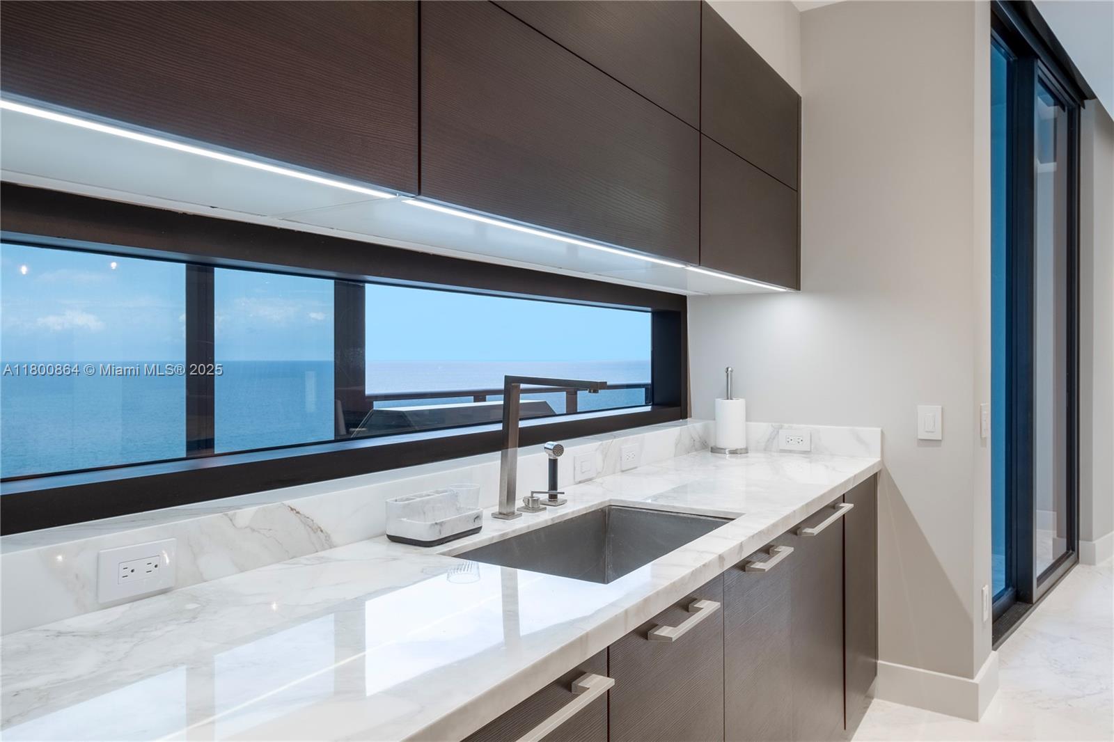 18555 COLLINS AVENUE COND - Residential